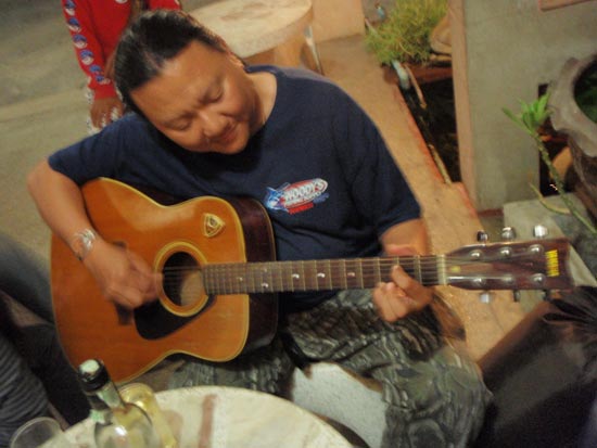 น้าหรั่งถนัดเพลงสากล.....
 :grin: :grin: :grin:
พงเต๊บมาดก้อชอบ เพลงสากล 
ร้องเพลินเลย ขออย่างเดี