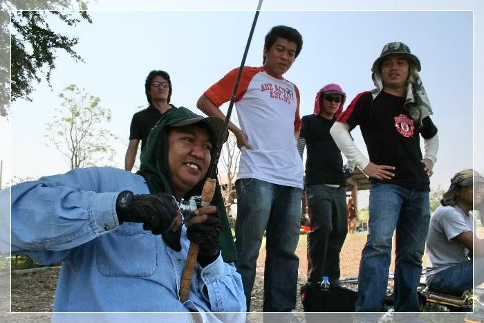 อูยยย...ด้านหลังกองเชียร์เพียบ  ไม่ใ