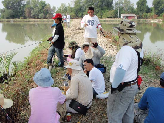 เบ็ดกองรวมกัน....
คนก้อไปสุมหัวกัน ใต้ร่มไม้ใหญ่....
นั่งคุย นั่งเม้าท์ เล่าเรื่อง ในวันวาน ที่ปลา