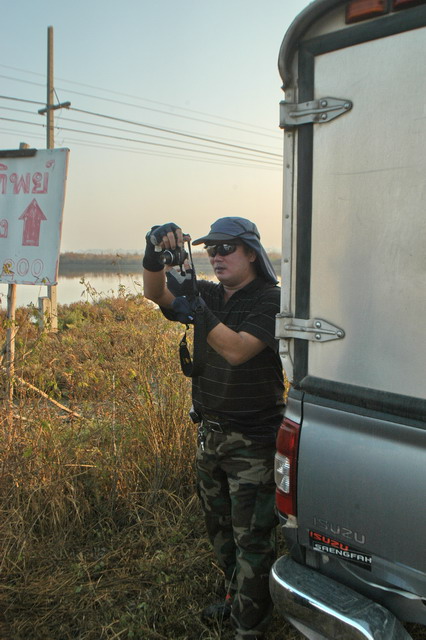พอถึง ก็ลงมาถ่ายรูปแก้ เขินเล็กน้อย  :blush: