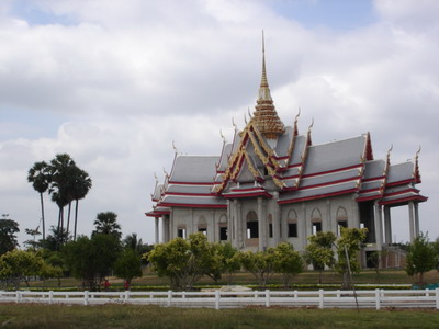  :smile:
    อ่ะ อ่ะ อ่ะ...
       เอาภาพวัดสวยๆ มาดูก่อน...
         จองศาลา ทีหลัง... :laughing