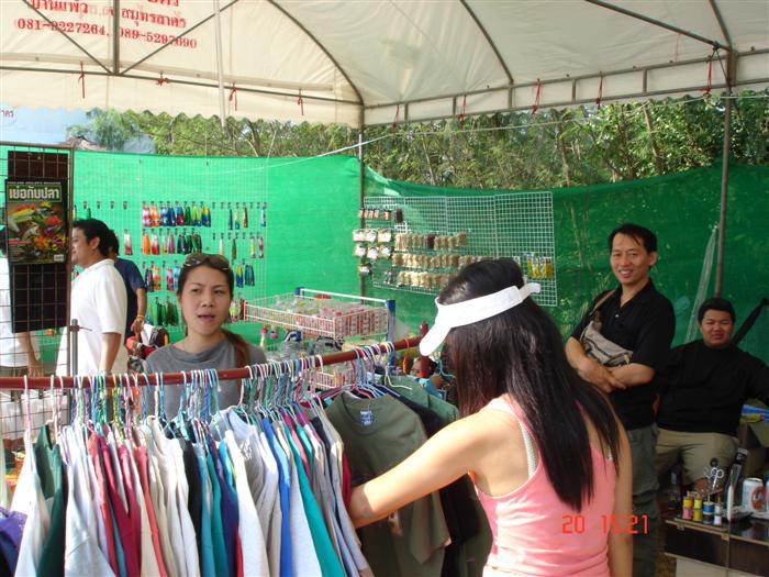 เร่ เข้ามา เร่ เข้ามา.....
    มาเลือก มาซื้อ มารื้อ มาหา.....
        ถุกใจ ต่อราคากันเลย จ้า....