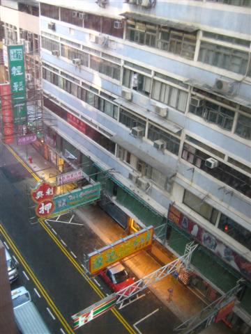 7 โมงเช้าจากหน้าต่างห้องพัก KIMBERLY HOTEL ฮ่องกงตอนเช้าจะเงียบ...ร้านค้ากว่าจะเปิดก็ 10 โมง...คนฮ่อ