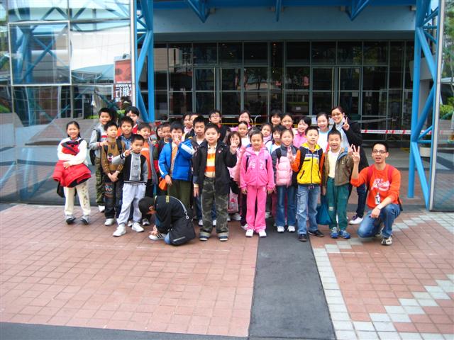 ไกด์พาไปชมพิพิธภัณฑ์วิทยาศาสตร์....เด็กนักเรียนฮ่องกง ซือแป๋(อาจารย์)พามาชม...ฮ่องกงไม่มีชุดนักเรียน