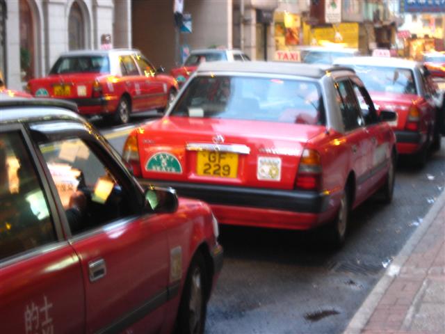 taxi ฮ่องกงจอดรอผู้โดยสารอยู่หน้าโรงแรม 