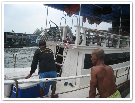                                      เรามาถึงเรือช้ากว่าที่กำหนดพอควร เพราะต้องเสียเวลา ไปถ่ายรูป 2น