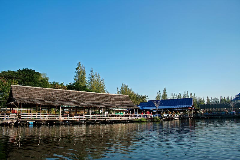 
เรือนแพ ฟิชชิ่งปาร์ค

สวนอาหารและบ่อตกปลา

น้าฟลาย แกบริการส่งนักตกปลาออกตีเหยื่อปลอมอยู่ที่นั