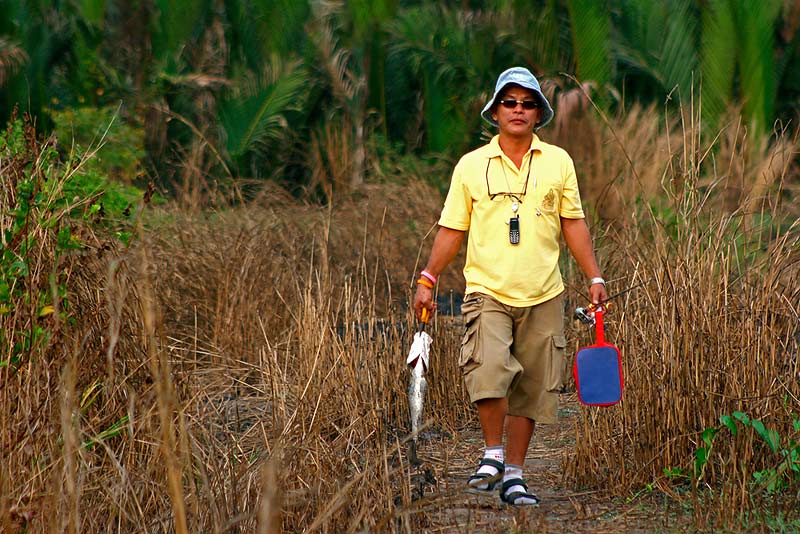 
ตัดมาที่ บ่อลุงลักษณ์

พี่เล็ก-36  เดินหิ้วกระพงตัวแรก หล่อมาเชียว

 :grin: