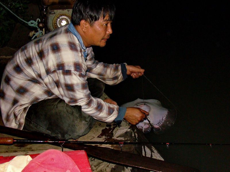  :cool: :cool: ระวังเงี่ยงมันนะ พี่หนูนะ ผมขับเรือไม่เป็นนะ..ขอบอก  :cool: :cool: