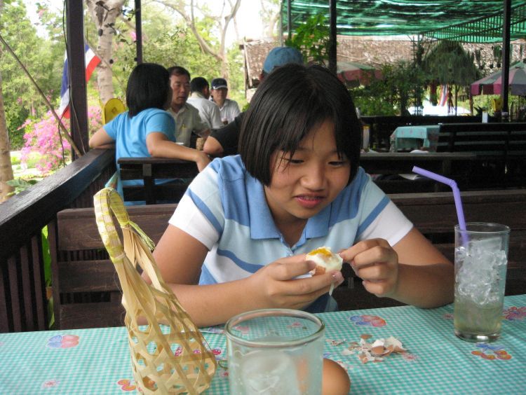 ระหว่างรออาหาร :umh: :umh: :umh: