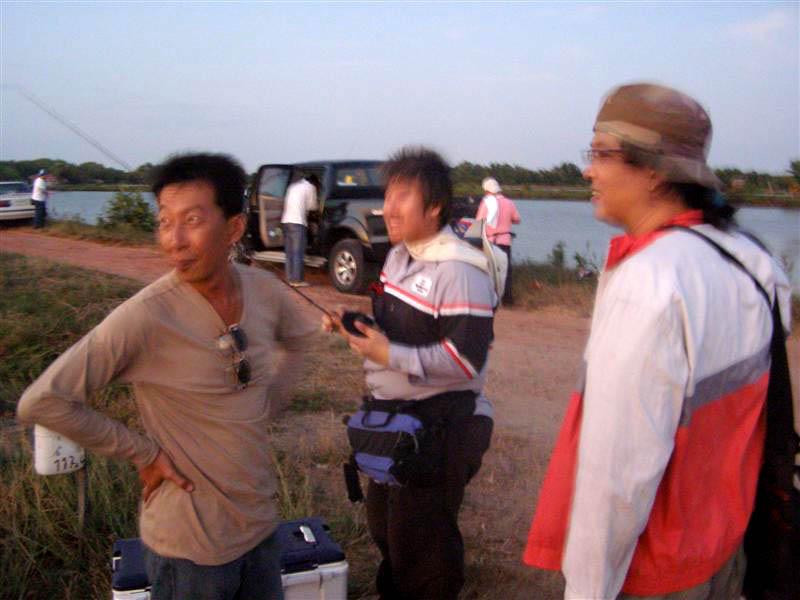 ดูจาำกภาพ
ท่าทางจะถือกล้องด้วยความยากลำบาก แถมจะกดปุ่มชัตเตอร์ ก็ไม่ง่าย
โถ ผมสงสารน้ากูล เจง เจง