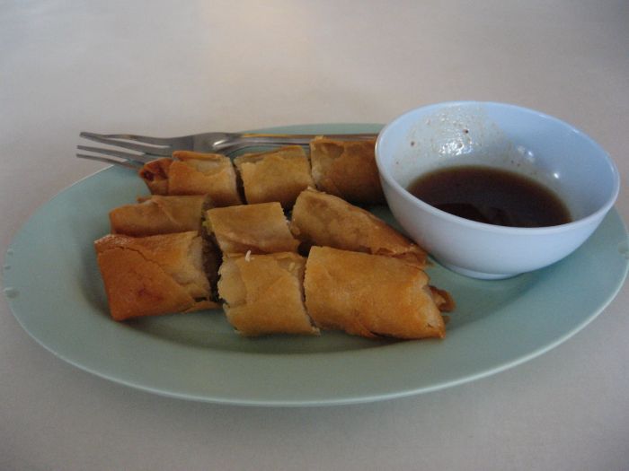 ปอเปี๊ยะอร่อยครับ น้ำจิ้มรสชาดแปลกดี :umh: :umh: :umh: