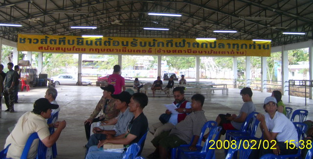  :love: :love:...บรรยากาศโดยทั่วๆไปครับ นักตกปลาเริ่มทยอยมารับฟังกติกาการแข่งขันก่อนลงเรือ... :love: