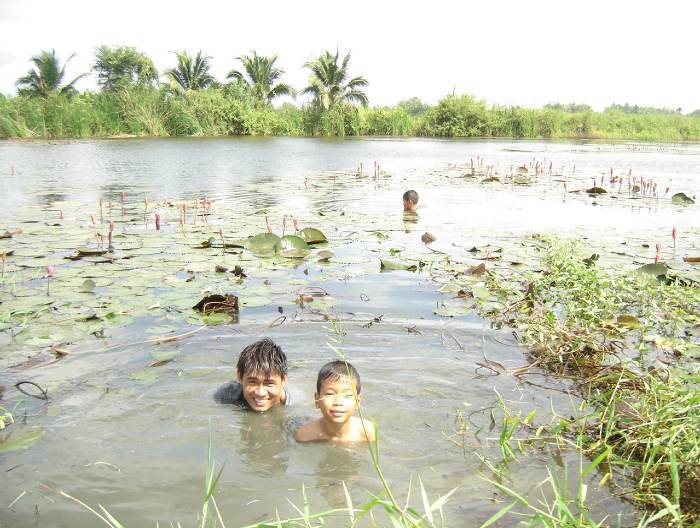 สภาพอีกบ่อ สายบัวเยอะมาก 
แต่ไม่เคยตีปลาช่อนสักที :grin: :umh: