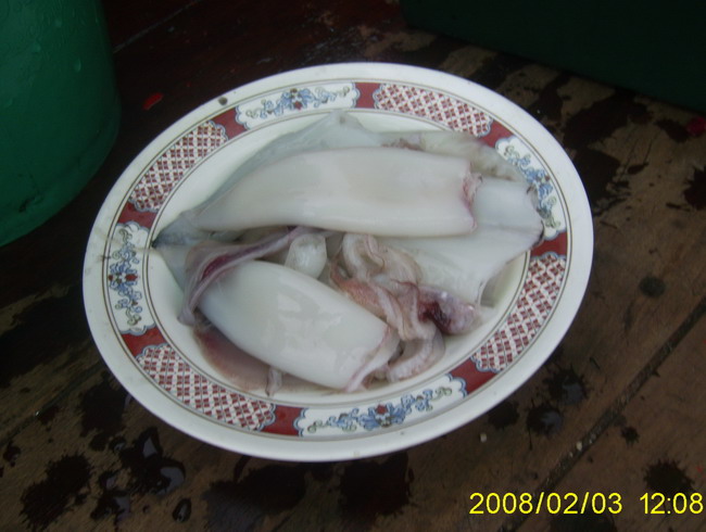 
 :spineyes: :spineyes:....ผมมึนนอนเล่นอยุ่หัวเรือหันไปหันมา น้า ขวด ล้างหมึก ชามโต โอ้ เหยื่อนี่นา