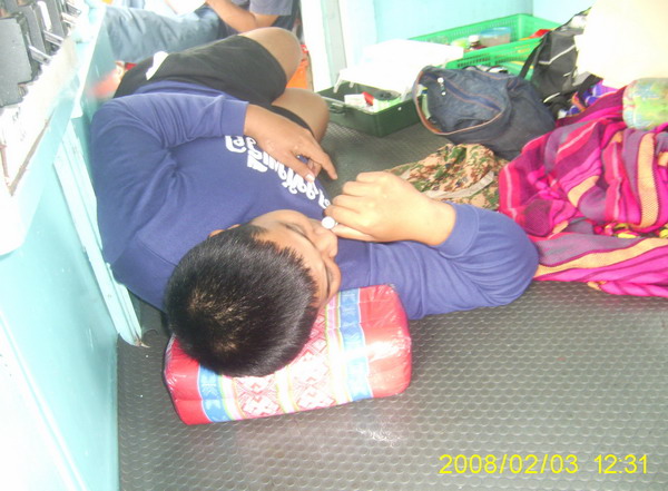  :ohh: :ohh:....ลุกขึ้นได้ว่าจะไปนอนในเก๋งเรือ อ่ะ น้าเบิร์ดตะหานน้ำเรา ไปก่อนซะแระ นอนให้ยาดม ฟืด..