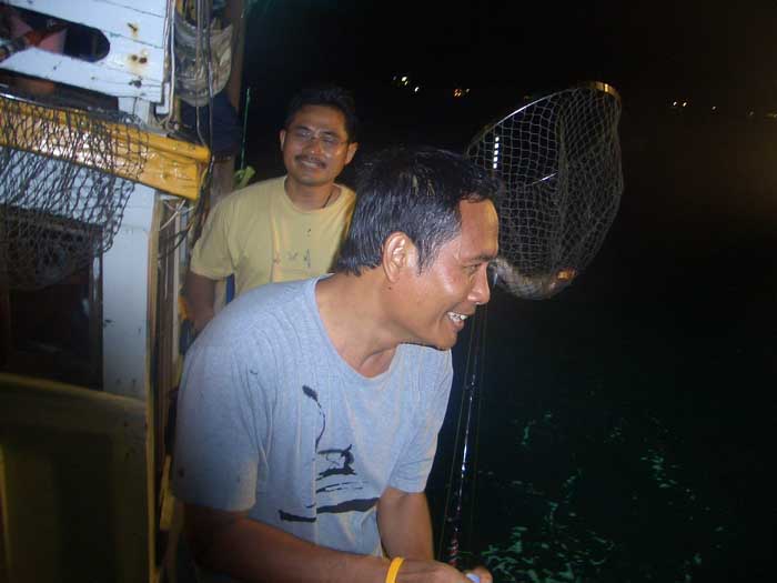 เอ้าหมึกขาใหญ่รังแกผู้การเรือซะแล้วหน้าดำหมดแล้ว   ใครบอกดำผิวสีแทนซะหน่อย(แทนขาว  อะเค้าล้อเล่นอะ)