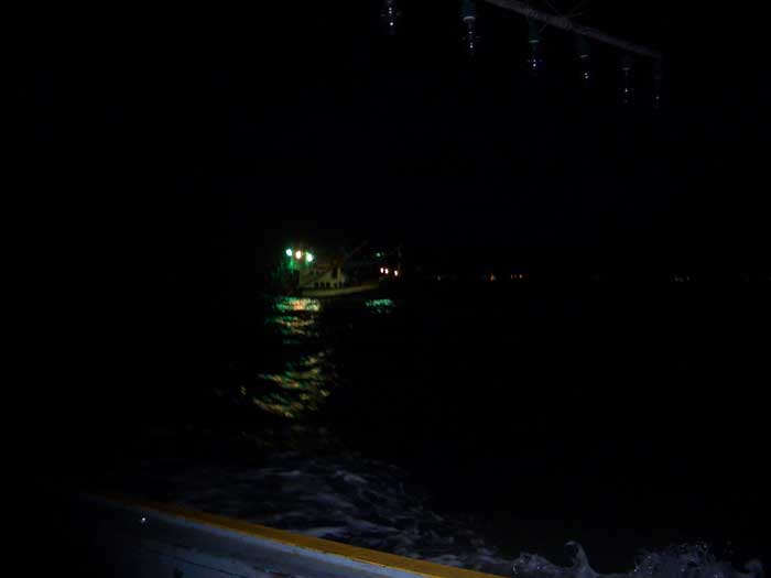ย้ายหมายไปตกปลาดีกว่า  ที่หมายแรกมีเรือจอดตั้ง4 ลำแน่ะ  ใครจะเจ๋งกกว่ากันเอ้าลงสายได้   แล้วก็รอ