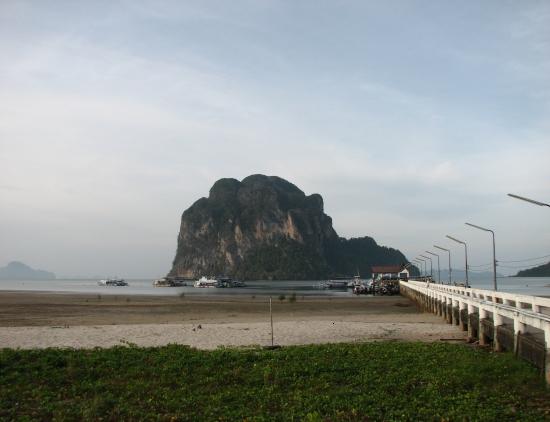 บรรยากาศบริเวณท่าเทียบเรือครับเช้