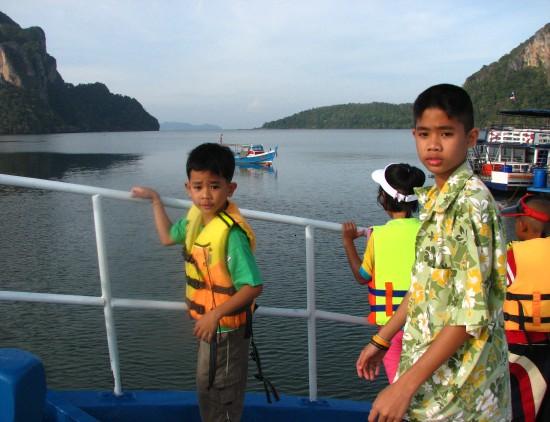 แม่อะ มัวแต่ถ่ายรูปอยู่นั่นแหละ 

ป