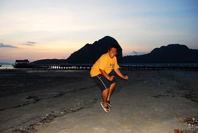 ผมก็ ลอง เหมือน กันนะครับพี่ฉัตร :laughing: :laughing: