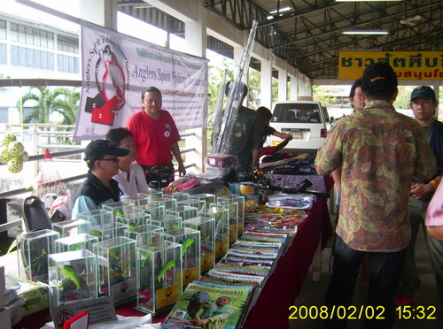 ส่วนน้าทีมอื่นๆ ก็เดินดูของที่ทางคณะกรรมการจัดมาวางให้ชมครับ
 :cool:
 :cool:
 :cool:
 :cool:
 :