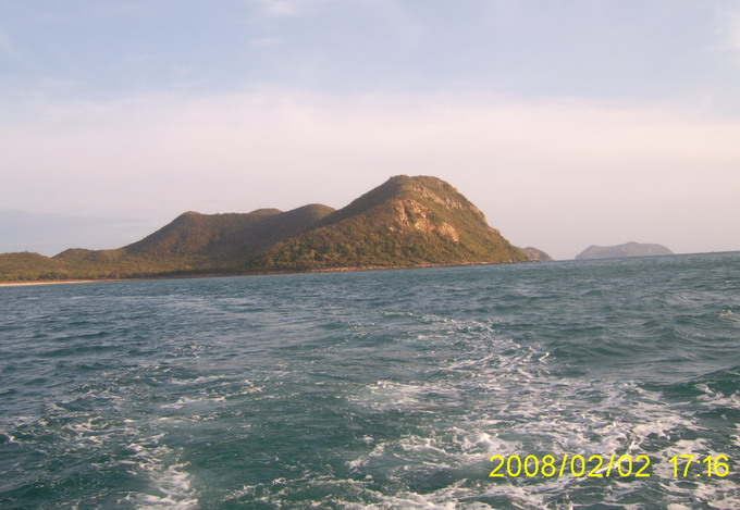 แล้วก็นั่งมองน้ำทางท้ายเรือสวยดีครับ ไม่ได้บรรยากาศแบบนี้มา 2 ปีกว่าแล้ว(หลังขึ้มมาจากเรือรบครับ อิ 