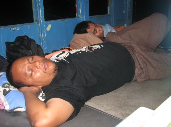 ในขณะที่เรือวิ่งเข้าหมายแรก ก็เริ่มเลยครับหลับสนิท :laughing: :laughing:




หวัดดีครับพี่รงค์ 