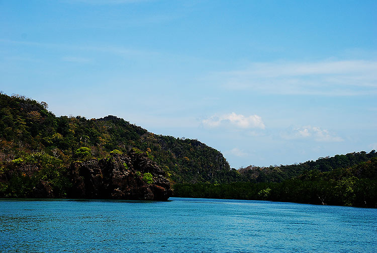 ผมพยายามถ่ายภาพ ป้ายเกาะตะรุเตา แต่เรือจอดบังหมดครับเลยมาถ่ายวิว ของเกาะตะรุเตา ดีกว่า น่าเที่ยวมากค