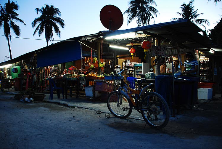 ร้านขายของชำ ในหมู่บ้านที่ผมอยากพบ เพื่อซื้อของได้ในราคาถูก..... ถูกครับที่นี่ ราคาทั่วๆไป บวกเพิ่มไ