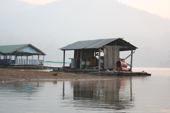   มีเรือลากแพบริการน้ำมัน :smile: ไว้บริการตามแพ ร้านอาหารและแพพักต่างๆ :cool: :cool: :cool: