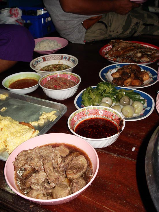 เอามาเรียกน้ำย่อยรอบดึกกันคับเห็นเงียบๆกัน :umh: :love:

ข้าวมื้อแรกบนเรือ ไข่เจียว อังเกยทอด ไก่ร