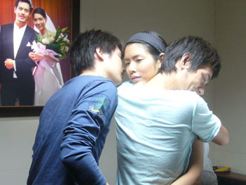  แทงข้างหลัง...ทะลุถึงหัวใจ

ไม่ใช่นิยาย ไม่ใช่ละคร
ที่ฉันมองเห็นอยู่นี้ ที่แท้มันคือความจริง
คื