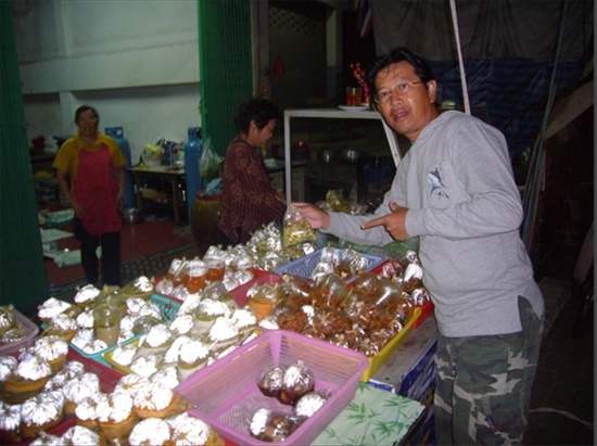 พี่อ๊อดก็แวะซื้อข้าวตักบาต....... :grin: :grin: ผมนึกในใจพี่แกดีจังเลยจะไปตกปลา....ยังพาเราไปทำบุญอ