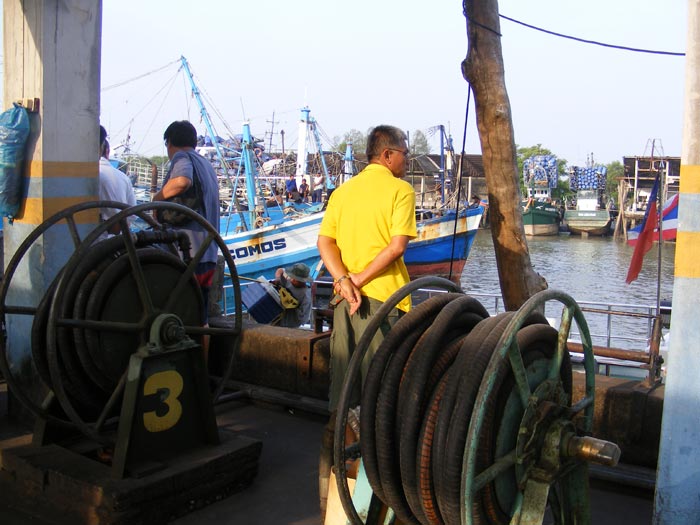 โกเพชร มองสำรวจเรือ น้ำลง จะขึ้นเรือ อย่างไร หว่า