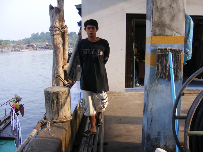 วุฒิ หนองแหวน ( หลานของผม ครับ ) เดินทางมาไกลจาก จันทบุรี
มาพม่า ครั้งแรก วุฒิ มีหมายตกปลาน้ำจืดเยอ