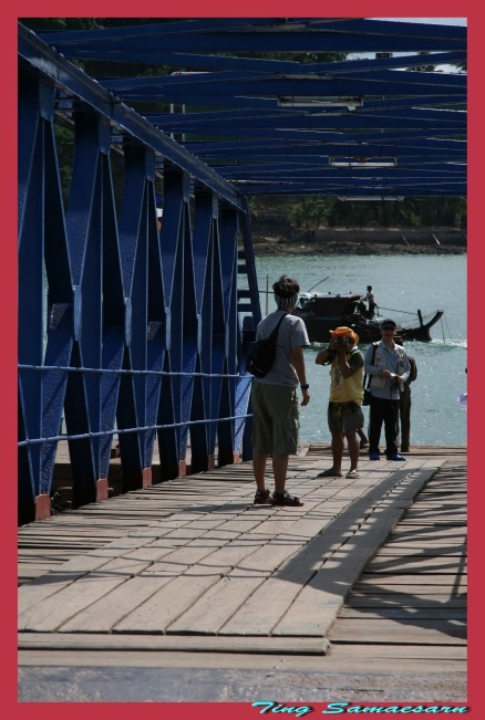           แล้วติ่ง แสมสารก็ชวนน้องหมวย มาที่  London Bridge  เพื่อถ่ายรูปกันเป็นที่ระลึกไว้ กรั่กๆๆๆ