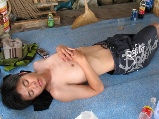 บาสบอกว่า.....แค่มากินข้าวแล้วขอนอนพักไม่ค่อยอยากตกปลาเท่าใหร่   :laughing: :laughing: :laughing:

