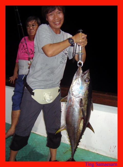           แล้วหมวยน้อยก็ทำสำเร็จ กรั่กๆๆๆ เอา Yellow Fin ตัวแรกในชีวิต ขึ้นมาอวดอ้างต่อเพื่อนๆของเธอ