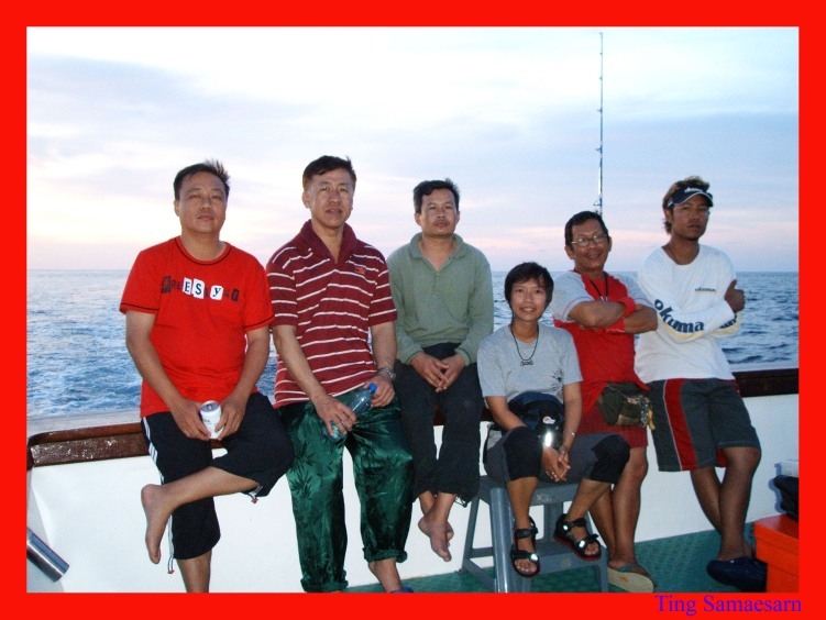           ในช่วงเวลาก่อนยามเย็น ท้ายเรือก็เป็นที่ชุมนุมของพวกเรา ออกมาสูดอากาศอันบริสุทธิ์  พูดคุยตา