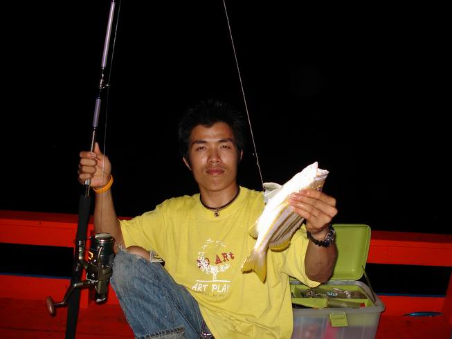 

................ :smile: :smile:..........น้าป้อมก็โดนมา อีกตัว..ปลาสายบัวน่ะครับ........... :sm