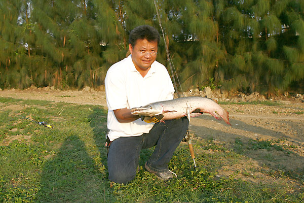 อย่าดิ้นนะลูก ถ่ายรูปเสร็จเด๋วพ่อปล่อยลงน้ำแล้ว :laughing: