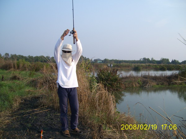  :ohh: :ohh:....มัวถ่ายรูปปลาตัวแรกเสียง น้ากุ่ยบ่นว่า ... ปลารัยหว่ากัดเหยื่อผม สงสัยเป็นปลานิล....