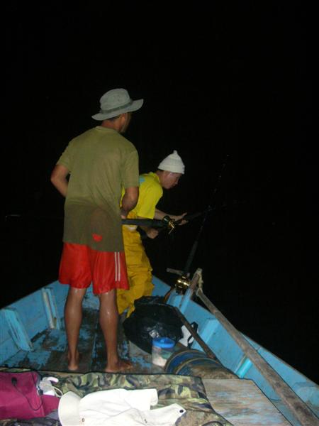สักพักรอกก็ร้องที่ท้ายเรือ  เอ้า!! ตัวอะไรเอาขึ้นมาดูซิ ไต๋ว่างั้น :grin: :grin: