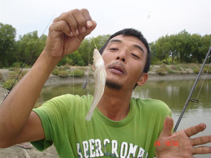 นี่ๆ.... น้ากุล น้าอู๋ รู้จักป่าว.......
    ปลากล้วย อ่ะ ปลากล้วย.....
       อี่โธ่วววว......
 