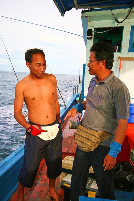 ผมเดินมาที่หัวเรือ.......เจอกับเจ้าอ้น..........
อ้น----เอ้า!!!พี่อ็อด......มาตกปลาทะเล ไม่เอาเข็มข