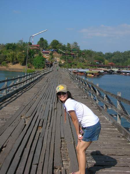 เป็นสะพานไม้ยาว800เมตร แต่ถ้าจะเดินไปต้องระวังนะครับ เพราะไม้ที่ค่อนข้างผุ น้ำหนักตัวขนาดผมเดินแต่ละ