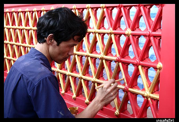 หันกลับมา พี่ ๆ กำลังลงสีที่ประตู