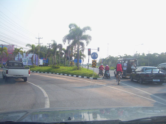 ใช้เส้นทางนี้ครับ...แยกเจ...หลบการจราจรที่ติดขัดมุ่งหน้าสู่แสมสาร  :smile: