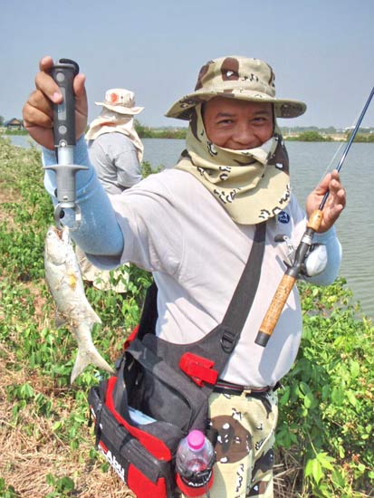 น้าใหญ่ เมื่อเช้าได้ปลาไปแล้ว ก้อซาบายตัว
เดินป่วนตีเหยื่อไป คุยไป ไม่แปห้ว ก้อซาบายใจแล้ว เน๊าะ
 